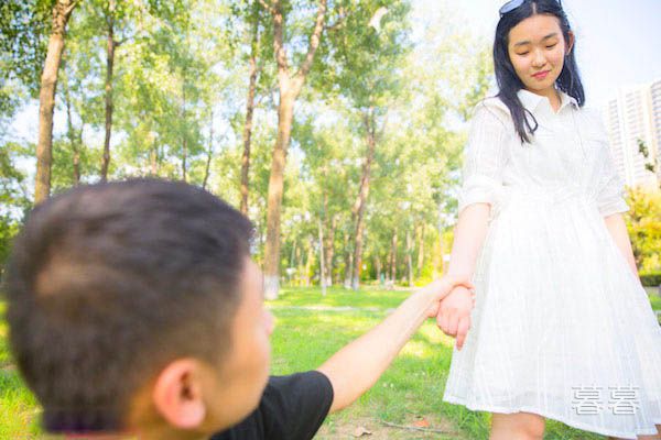 公司年会偶遇朋友的老婆 没想到发现了她的秘密