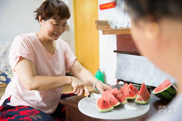 五十岁婆婆让我们丢人，我要不要揭穿她