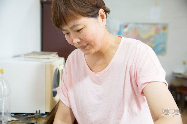 我婆婆带孩子老打骂 让我看在眼里疼在心里