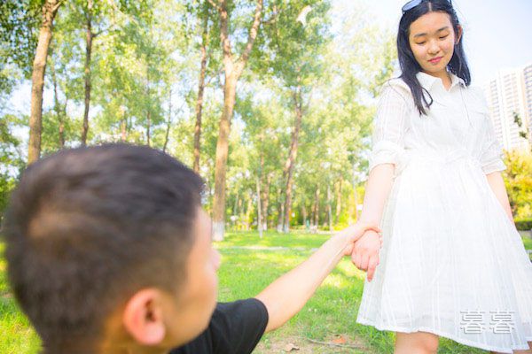 男朋友背着我搞暧昧 但我还是选择和他结婚了