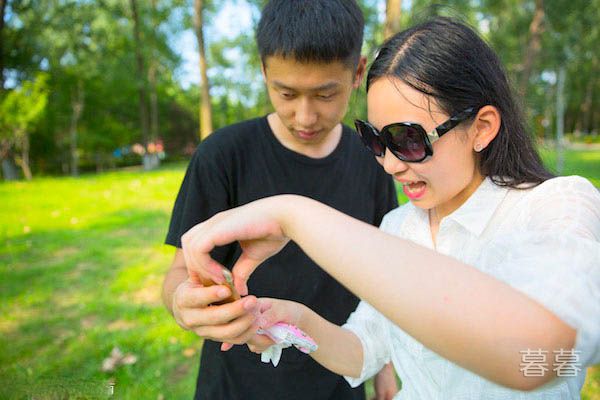 爱上一个不该爱的人如何放手 她明明不如我老婆好