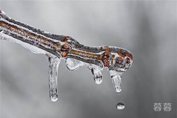 关于下雪的心情说说 今夜雪花带着我的思念飘落