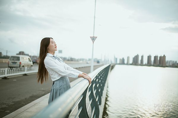 女友去外地出差她闺蜜来借住 为避免尴尬我去朋友家睡