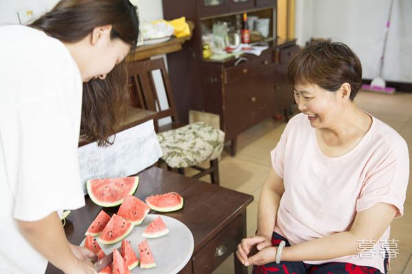 和婆婆住在一起快疯了 我跟老公秀恩爱遭她白眼