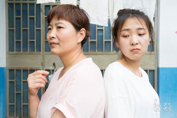 老公恳求让婆婆来家里住 相聚第一天就差点打起来