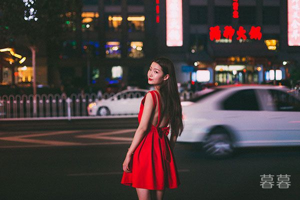 爱上合租的美女，我只能这样关注她