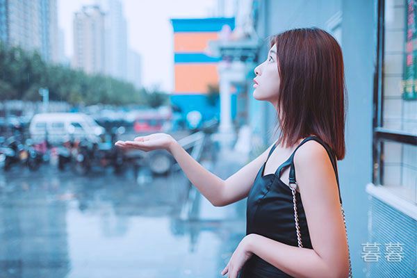 年轻后妈太性感 洗衣做饭都包了