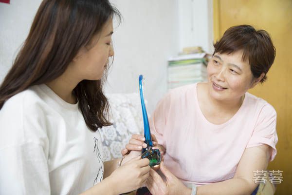 婆婆嫌我生了两个女孩 她竟不让我在家坐月子