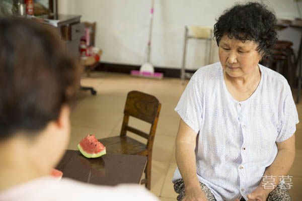 婚后不孕被婆婆看不起 她经常对我冷冰冰的