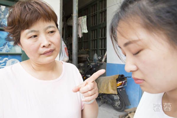 婆婆对我百般刁难 为了生娃天天逼着我喝中药