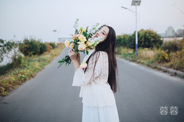 适合朋友圈下雨天发的伤感句子 习惯了一个人淋雨的日子