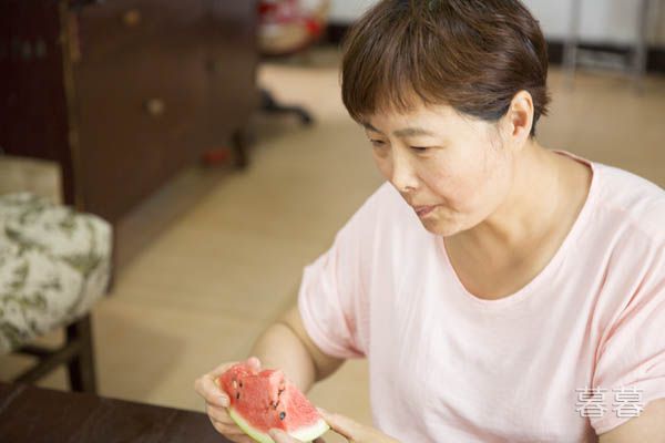 二胎是女孩儿遭婆婆白眼 在家一点地位都没有