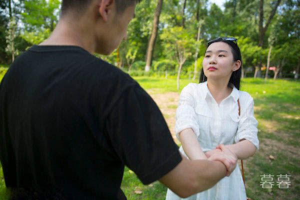 校花好大的少奶奶架子 打了她一巴掌简直好爽