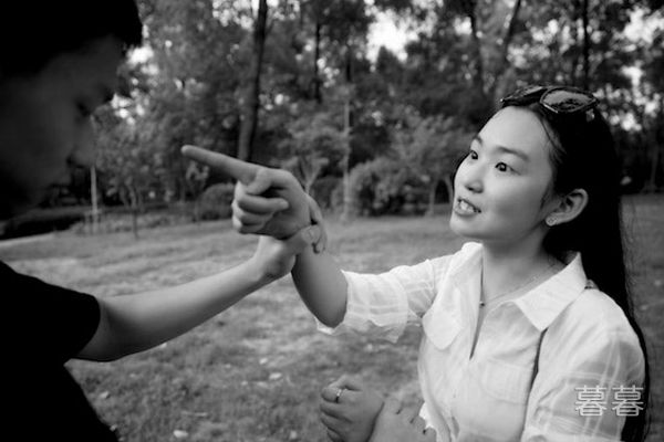 报复渣男什么方法好 让他在朋友圈子里名誉扫地