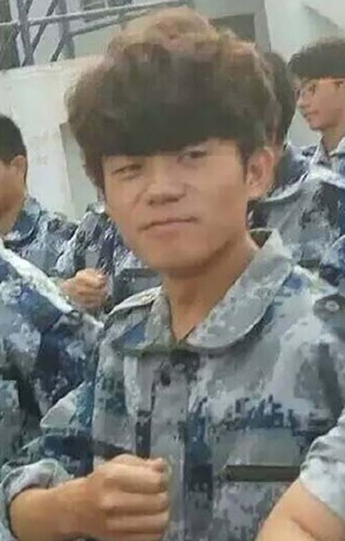 服务员胡歌撞脸明星成网红 挤眉霍建华微博资料火了