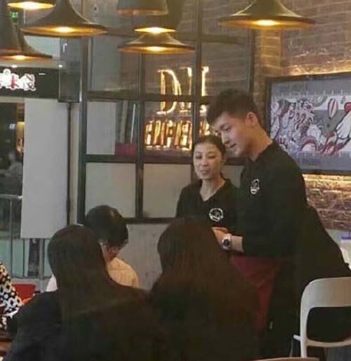 服务员胡歌撞脸明星成网红 挤眉霍建华微博资料火了